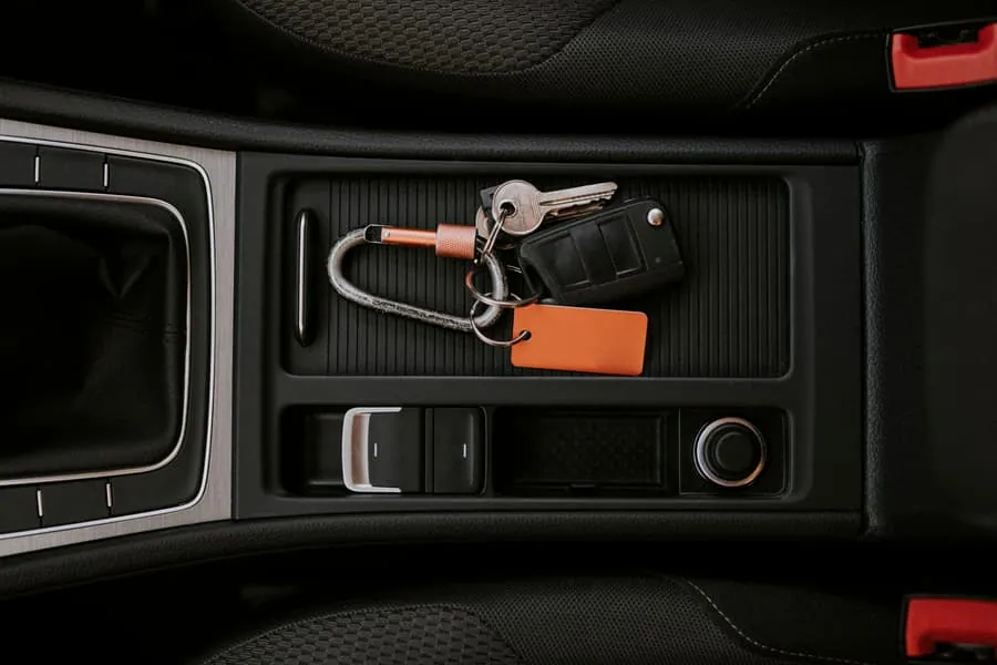 Chave de carro e chaveiro no console do veículo